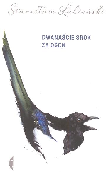 Okładka książki "Dwanaście srok za ogon" Stanisława Łubieńskiego. Przedstawia srokę ukazaną z profilu, z otworzonym dziobem. 