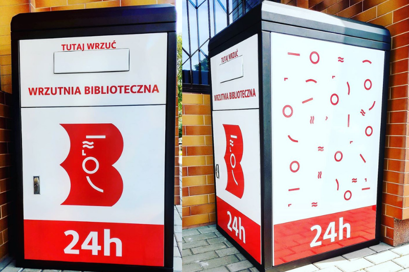 Wrzutnia biblioteczna. Na frontowej ścianie duże czerwone logo w formie litery B i schematycznej syrenki warszawskiej w środku. Wyżej napis "tutaj wrzuć" i "wrzutnia biblioteczna". Na samym dole napis 24h. Z boku rozypasnka elemetów, z których składa się syrenka z logo. 